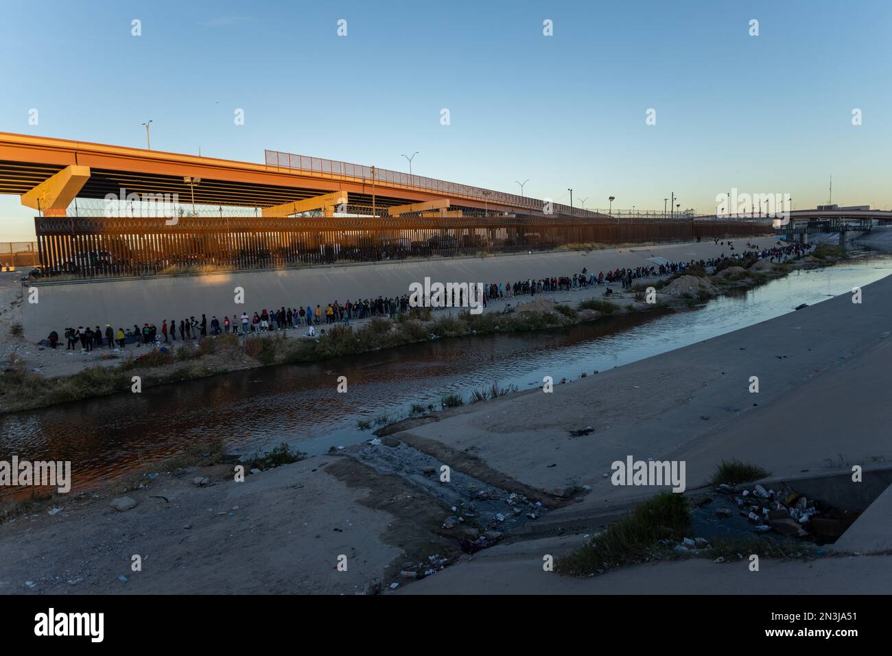 Juarez, Mexico, 11-12-2022: cientos de migrantes hacen fila en la frontera entre méxico y estados unidos para entregarse a la border patrol con la int Stock Photo