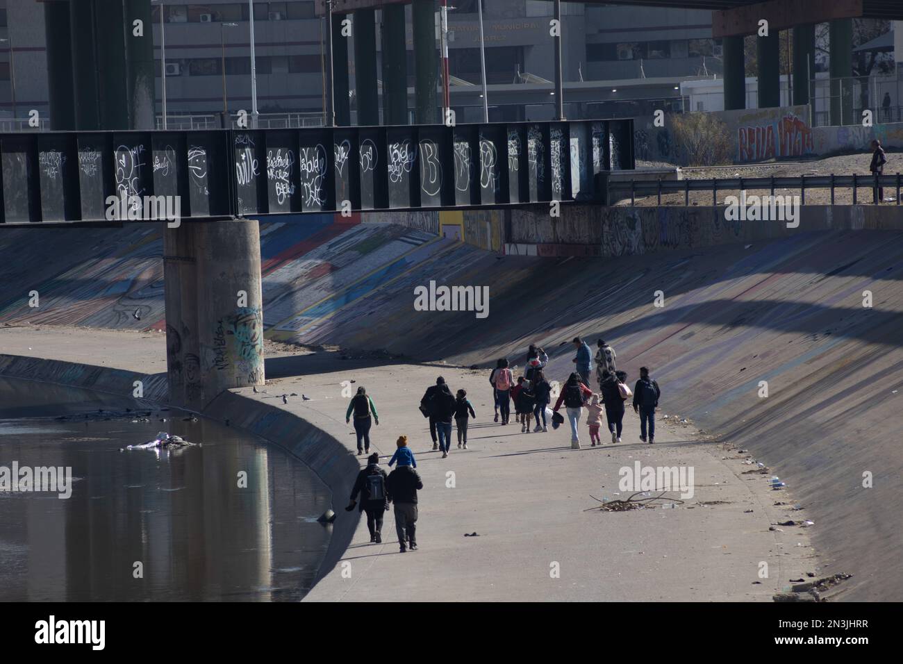 Hundreds immigrants in wait border hi-res stock photography and images ...
