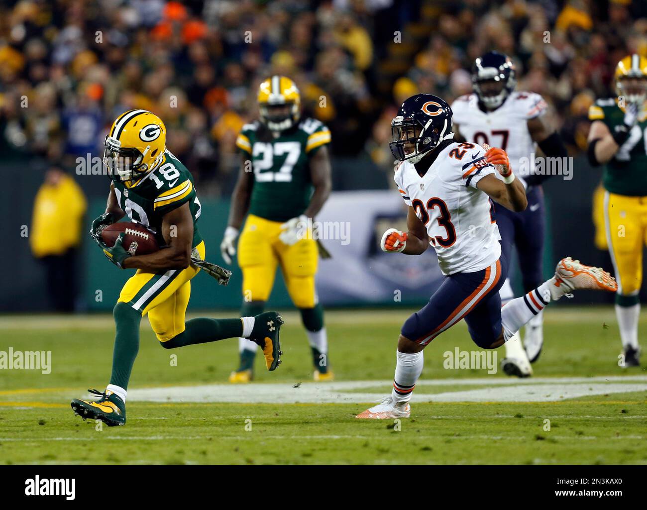 Green Bay Packers wide receiver Randall Cobb (18) runs after catching a