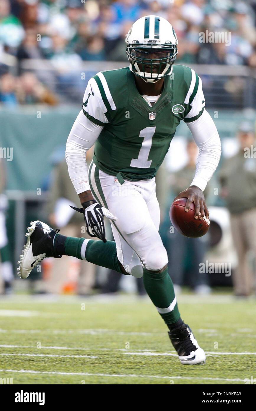 New York Jets quarterback Michael Vick (1) scrambles during the second ...