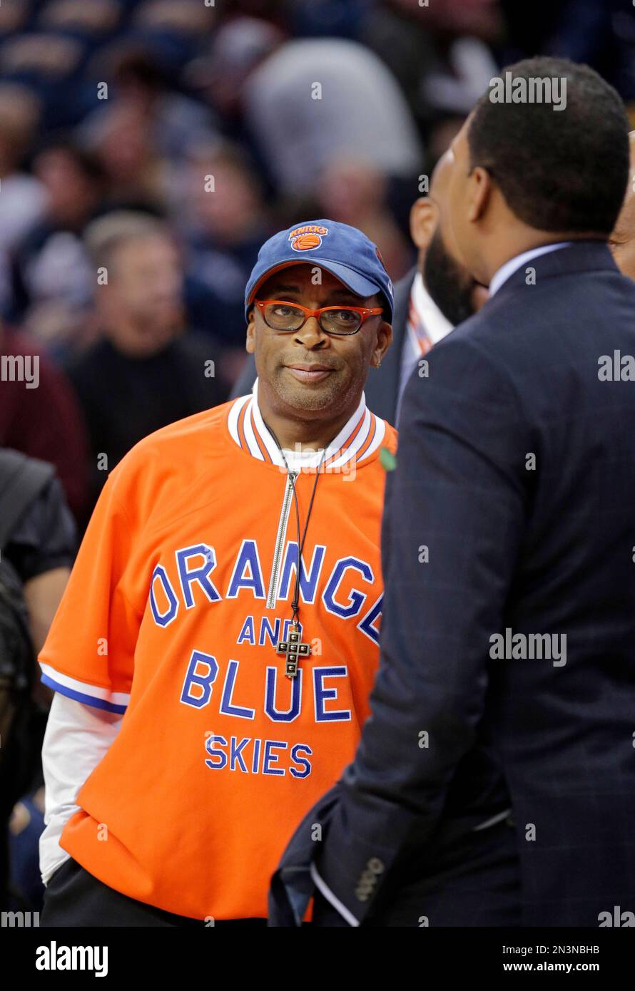 Director Spike Lee watches the New York Knicks and Cleveland Cavaliers warm  up before an NBA basketball game Thursday, Oct. 30, 2014, in Cleveland. (AP  Photo/Tony Dejak Stock Photo - Alamy, image size:890x1390