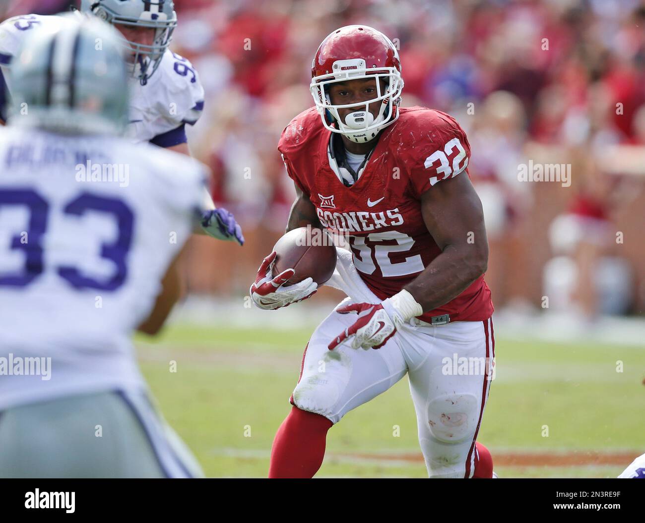 Oklahoma running back Samaje Perine (32) carries during an NCAA college ...