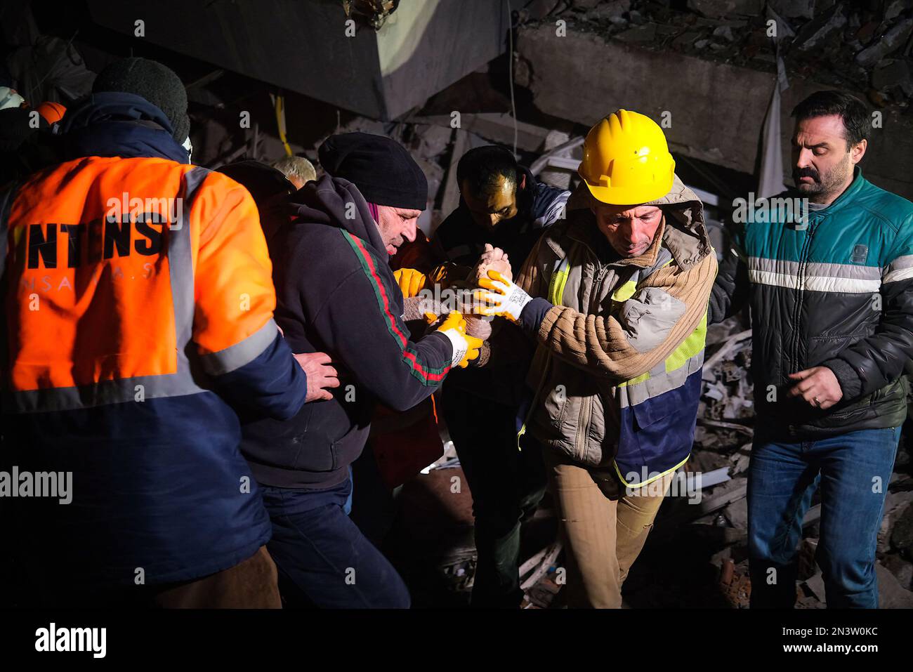 Hatay, Turkey. 01st Jan, 2020. (EDITORS NOTE: Image depicts death) Disaster teams carry a dead body from the wreckage. Turkey was shaken by two major earthquakes centered in Kahramanmara?. The first is 7.7, the second is 7.6 magnitude earthquake; It caused great destruction in Kahramanmara?, Kilis, Diyarbak?r, Adana, Osmaniye, Gaziantep, ?anl?urfa, Ad?yaman, Malatya and Hatay. (Photo by Murat Kocabas/SOPA Images/Sipa USA) Credit: Sipa USA/Alamy Live News Stock Photo