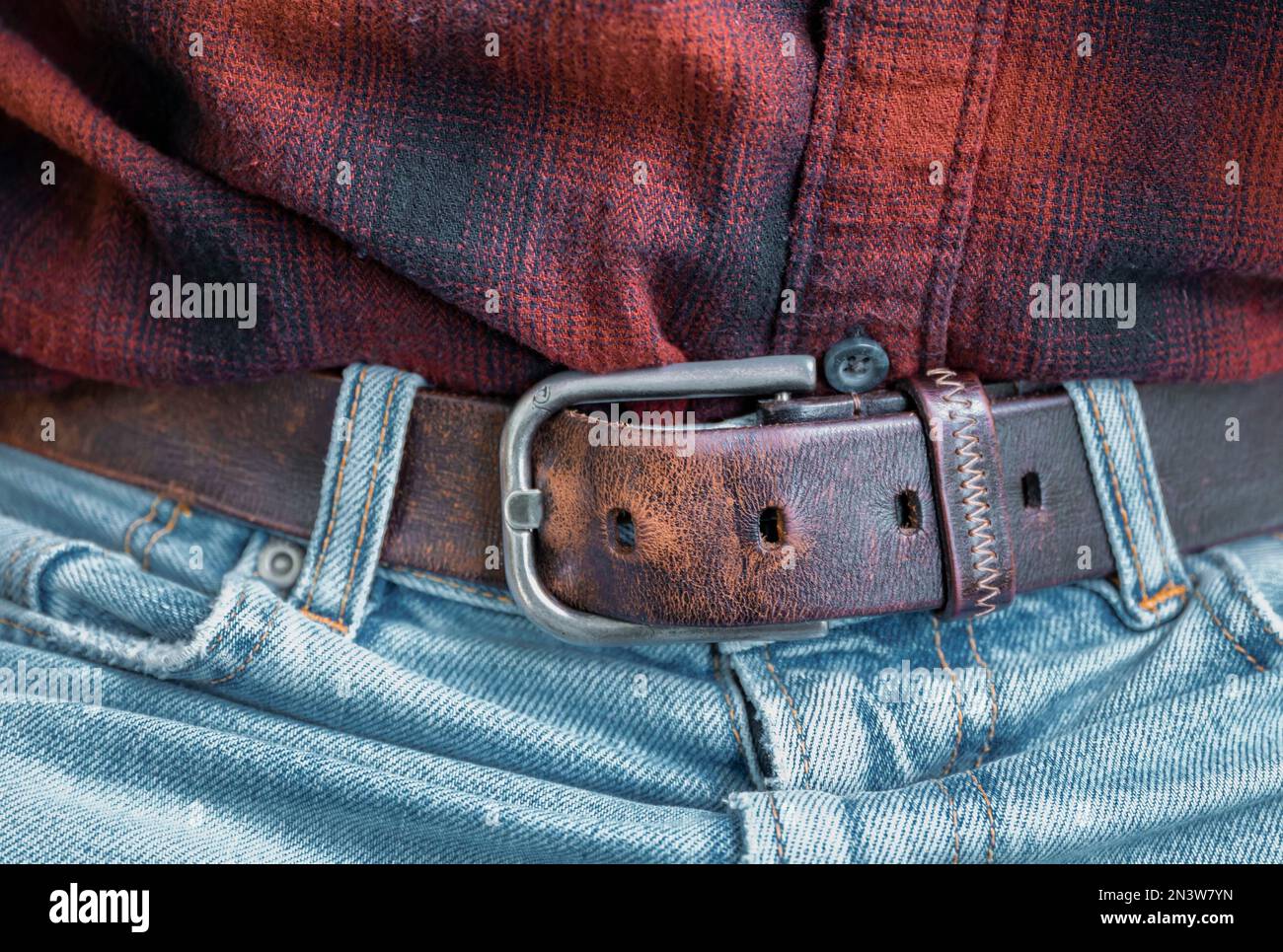 Rotes Hemd in Jeans gesteckt, Guertel, Detailansicht, Hipster, Deutschland Stock Photo