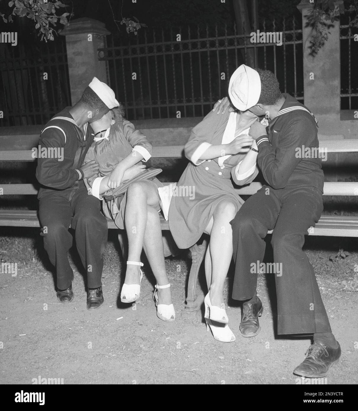 1940s sailors on shore-leave. American sailors in Stockholm. The two american warships Houston and Perry is anchored in port and the sailors has met  swedish girls and spends the evening with her ending up kissing. Sweden 1946 ref U148-6 Stock Photo