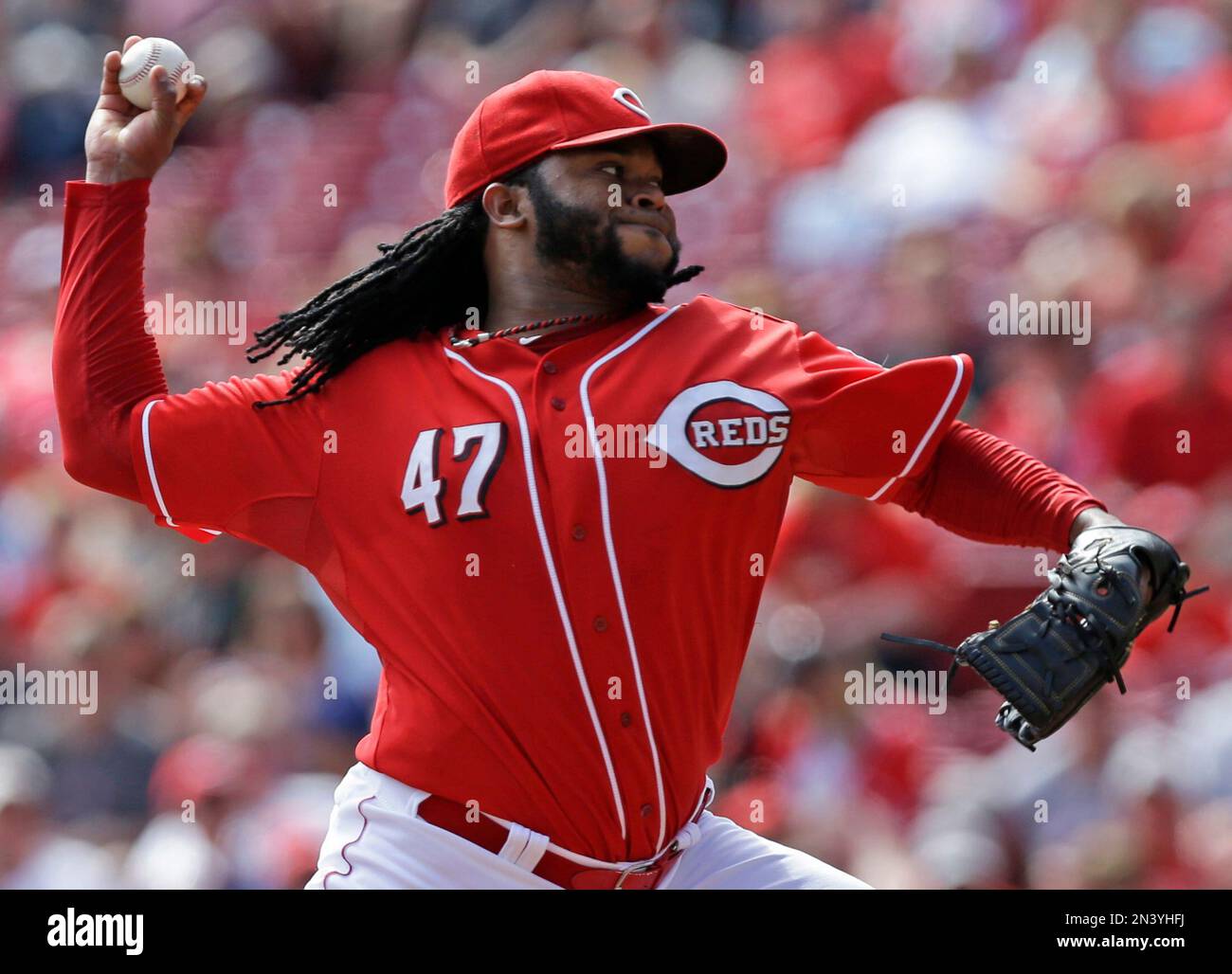 Cincinnati Reds starting pitcher Johnny Cueto throws against the