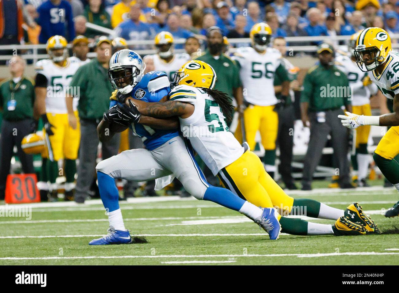 Detroit Lions running back Reggie Bush (21) is tackled by Green Bay