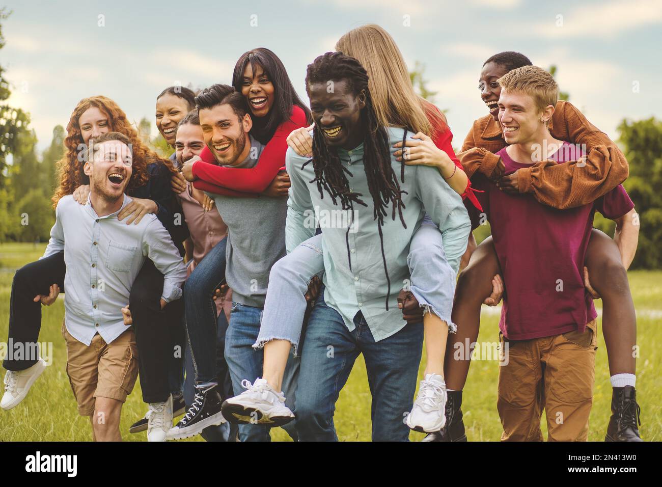 Six Amis Pré-ados Piggybacking Dans Un Parc, Gros Plan Portrait Banque  D'Images et Photos Libres De Droits. Image 85441739