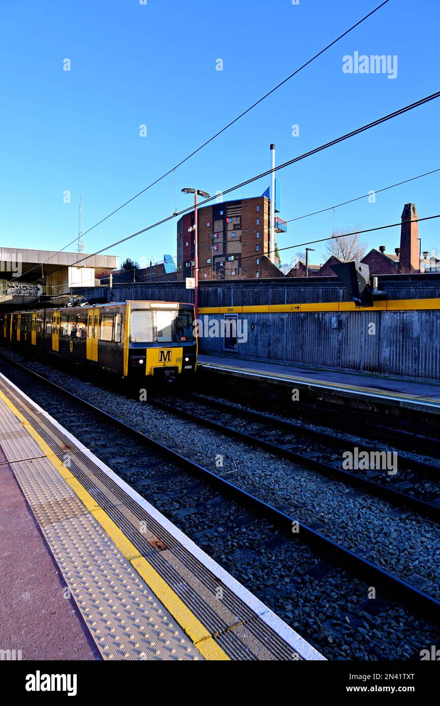 NZ7 4067 Tyne and Wear Metro train at the Byker Station next to the famous Byker Wall designed by Ralph Erskine Stock Photo