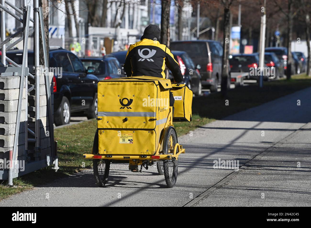 Munich, Deutschland. 07th Feb, 2023. Thematic image post, postman rides