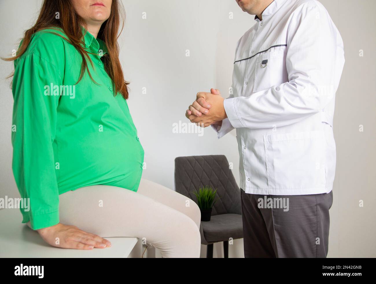 The doctor gives advice to a pregnant girl before giving birth in the