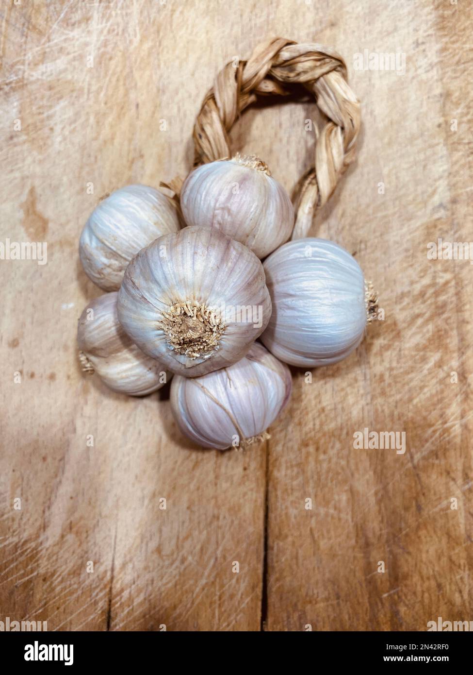 organic agriculture garlic cloves on a chopping board Stock Photo - Alamy