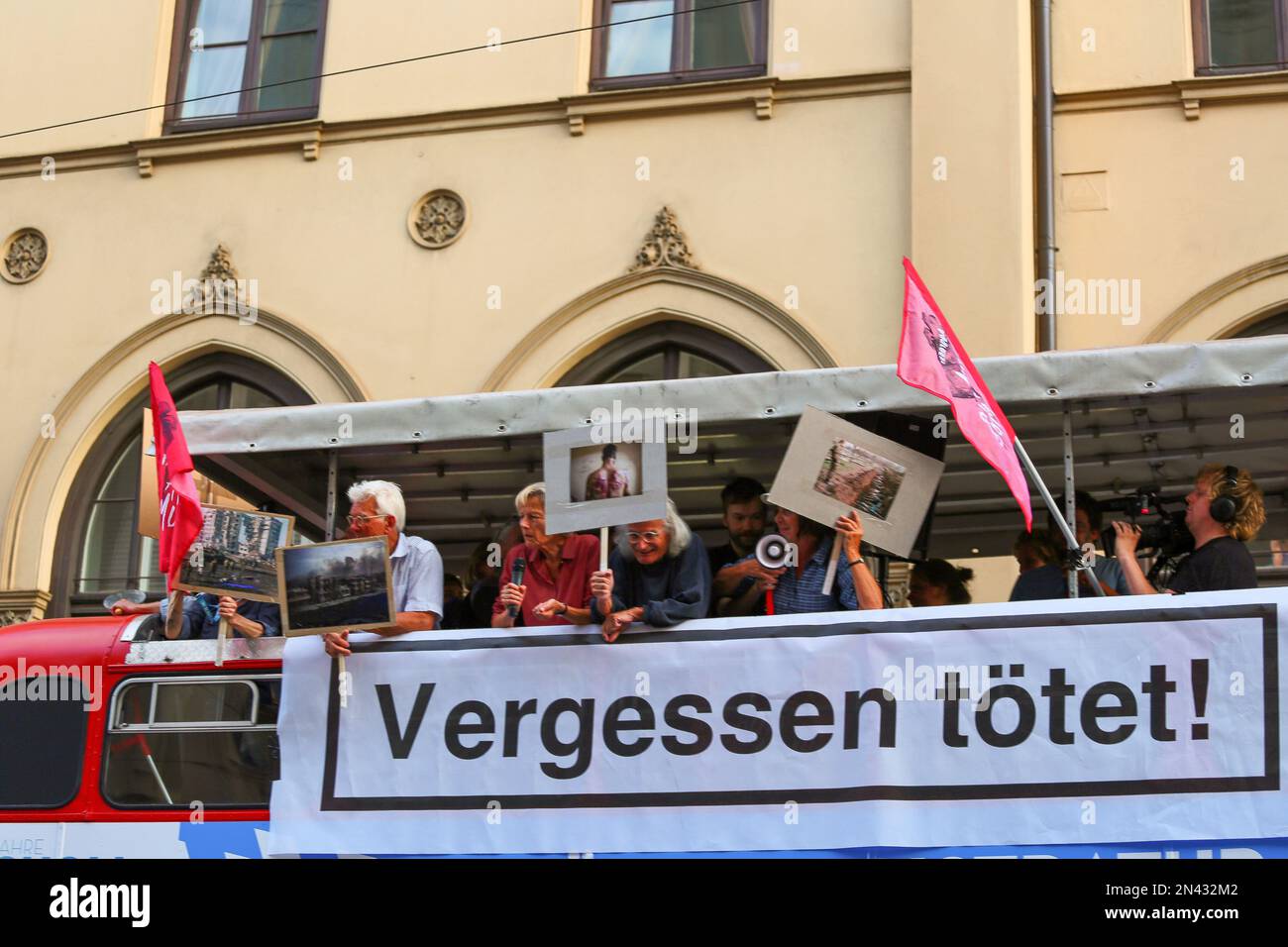 Munich, Germany. 26th June, 2017. Counter-protest of the Zentrum fuer politische Schoenheit ( ZPS ) - Center of political beauty. On June 26, 2017 around 50 people joined the racist Pegida Muenchen march in Munich, Germany. Police took several counter-protesters in custody, because they held their banners too high. (Photo by Alexander Pohl/Sipa USA) Credit: Sipa USA/Alamy Live News Stock Photo