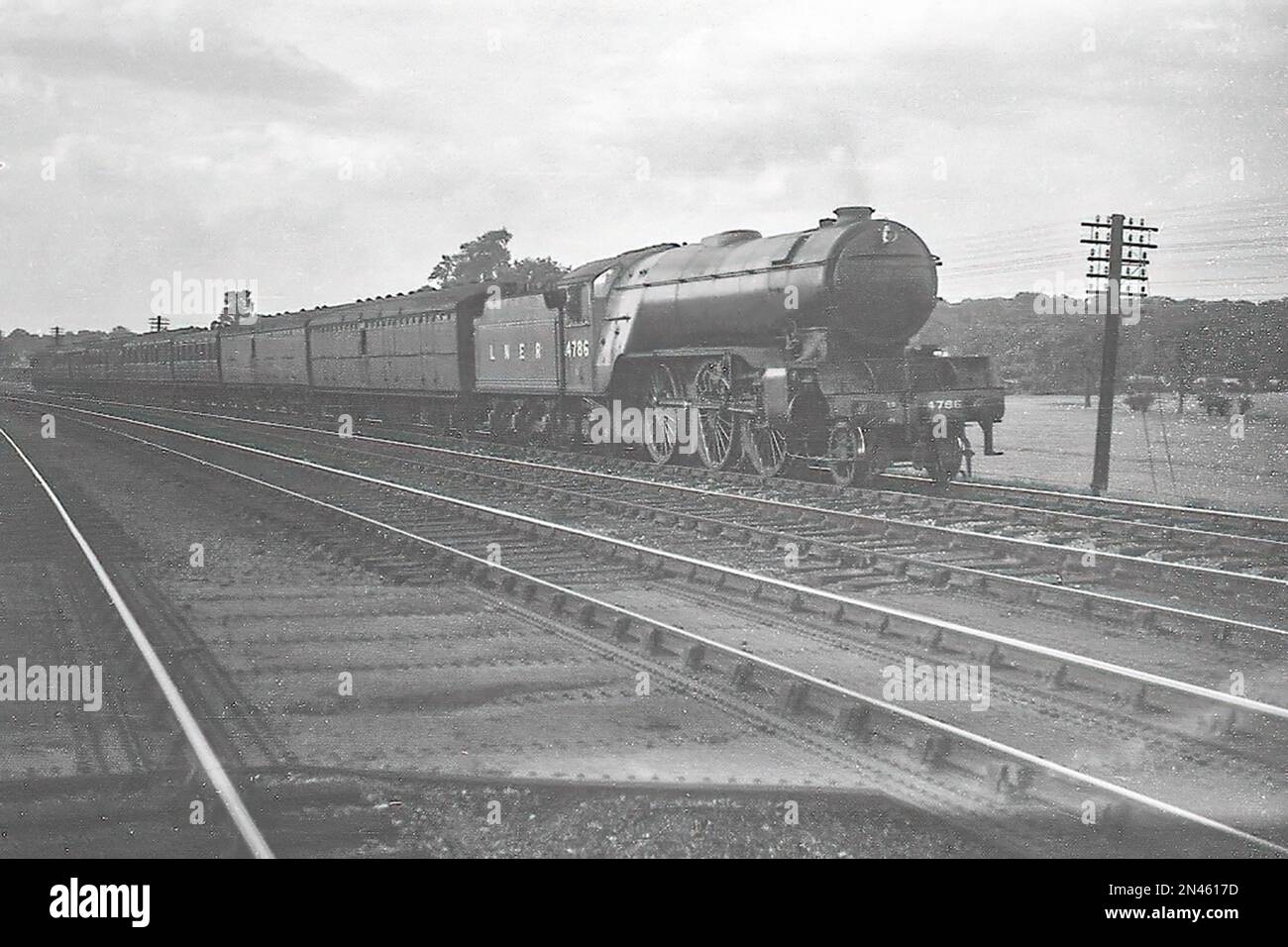 LNER V2 Class 2-6-2 steam locomotive No. 4786 hauling a passenger train in the 1930s Stock Photo