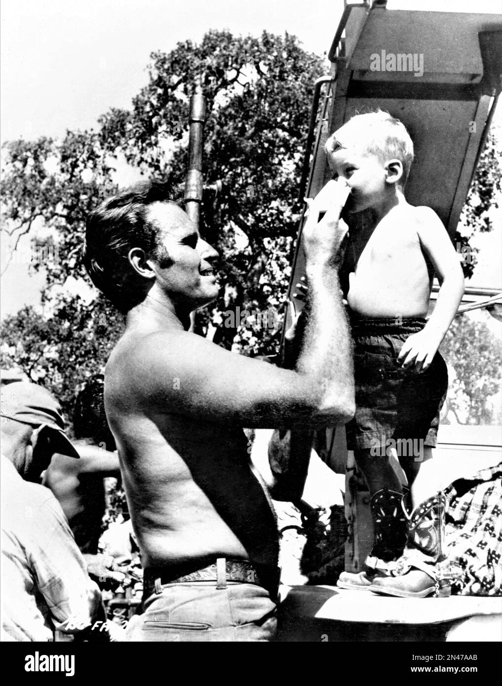 CHARLTON HESTON and his son FRASER HESTON on set location candid during filming of THE BIG COUNTRY 1958 director WILLIAM WYLER novel Donald Hamilton music Jerome Moross producers Gregory Peck and William Wyler Anthony - Worldwide Productions / United Artists Stock Photo