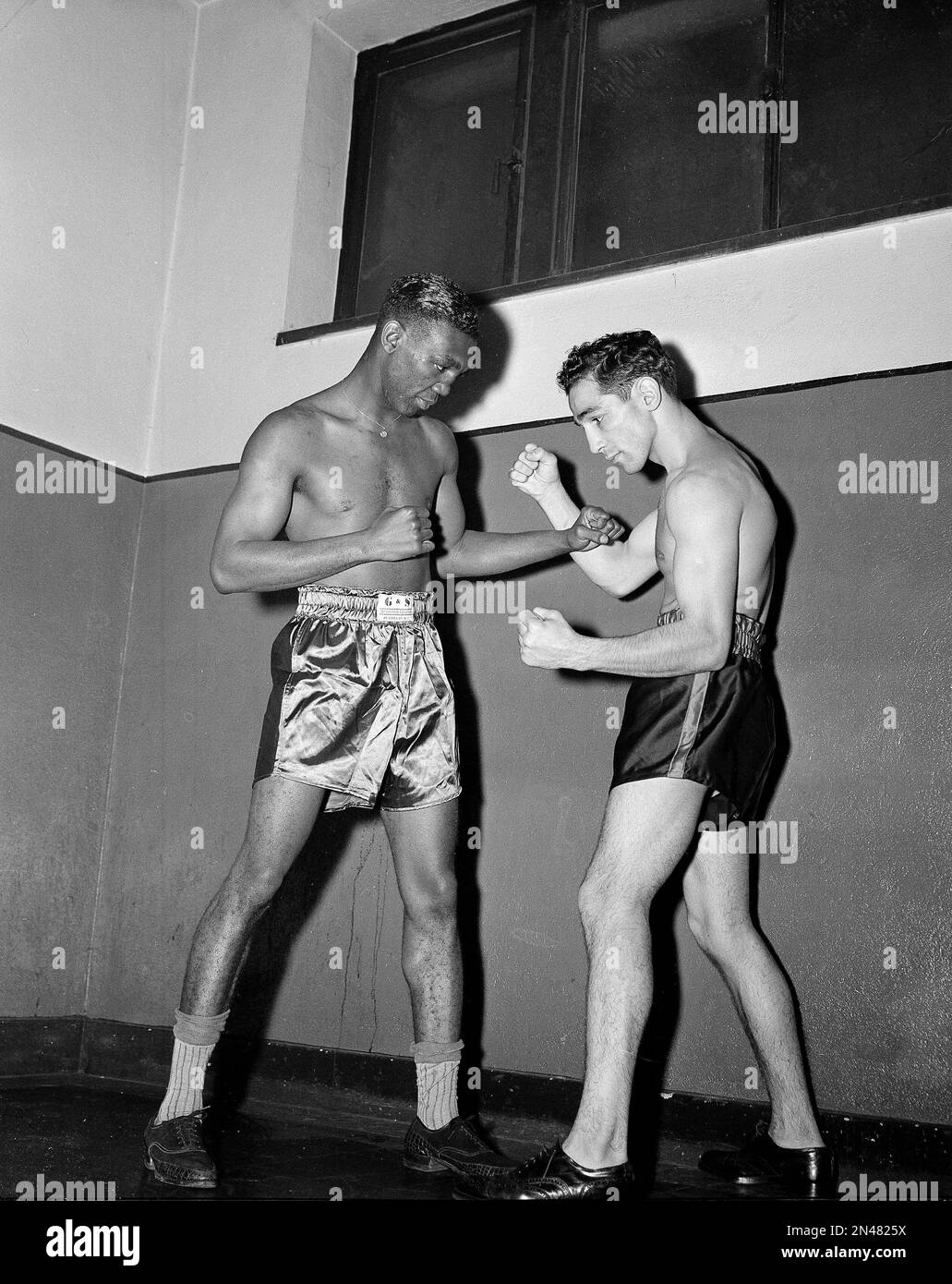 https://c8.alamy.com/comp/2N4825X/chalky-wright-left-of-los-angeles-and-willie-pep-of-hartford-conn-square-off-after-they-weighed-in-at-the-new-york-athletic-commission-offices-in-new-york-sept-29-1944-the-meet-in-madison-square-garden-later-today-in-a-15-round-battle-for-the-featherweight-title-as-recognized-by-the-new-york-athletic-commission-pep-won-the-title-from-wright-in-the-same-ring-in-nov-1942-ap-photojohn-lindsay-2N4825X.jpg