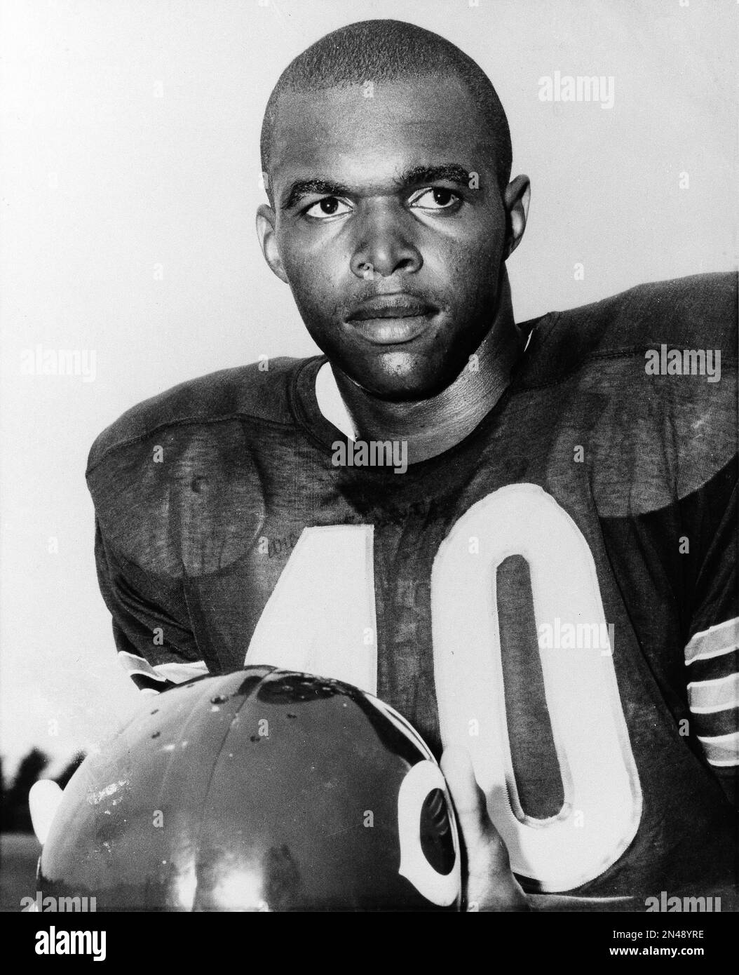 Chicago Bears halfback Gale Sayers is pictured, Aug. 1967. (AP