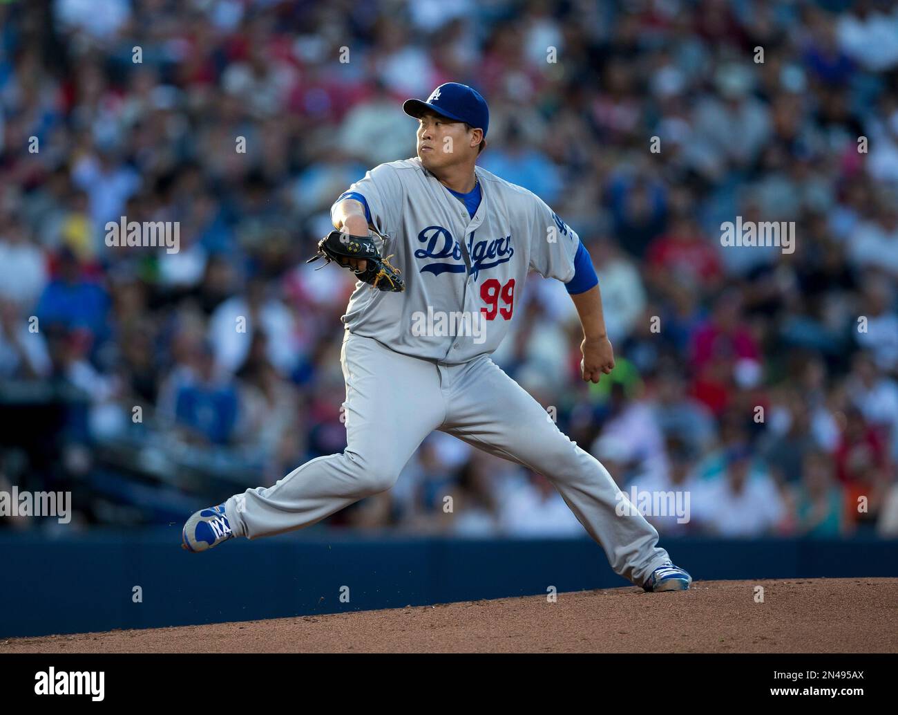 Los Angeles Dodgers starting pitcher Hyun-Jin Ryu (99) works against ...