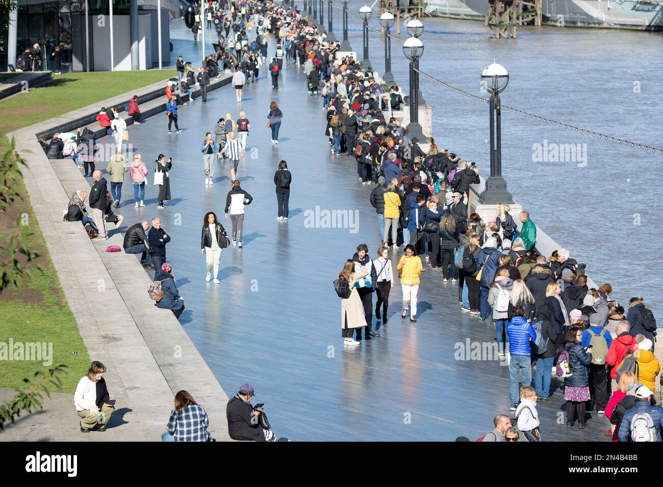 People queue and wait for the lying-in-state to pay their respects to the late Queen Elizabeth II in central London, ahead of her funeral. Stock Photo