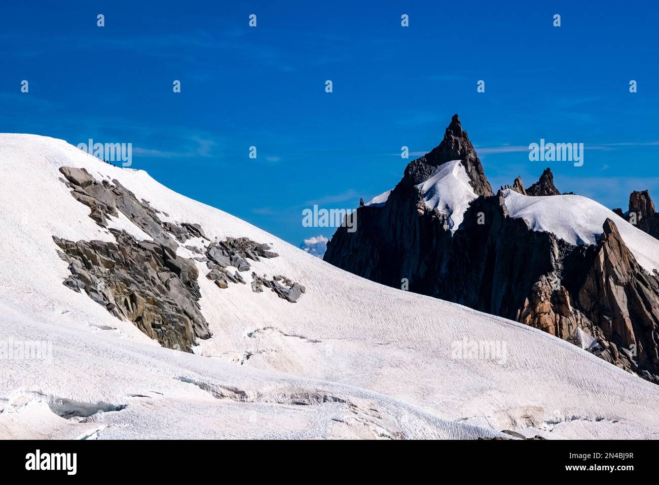 View of the slopes, ridges and crevasses of the upper part of the Géant ...