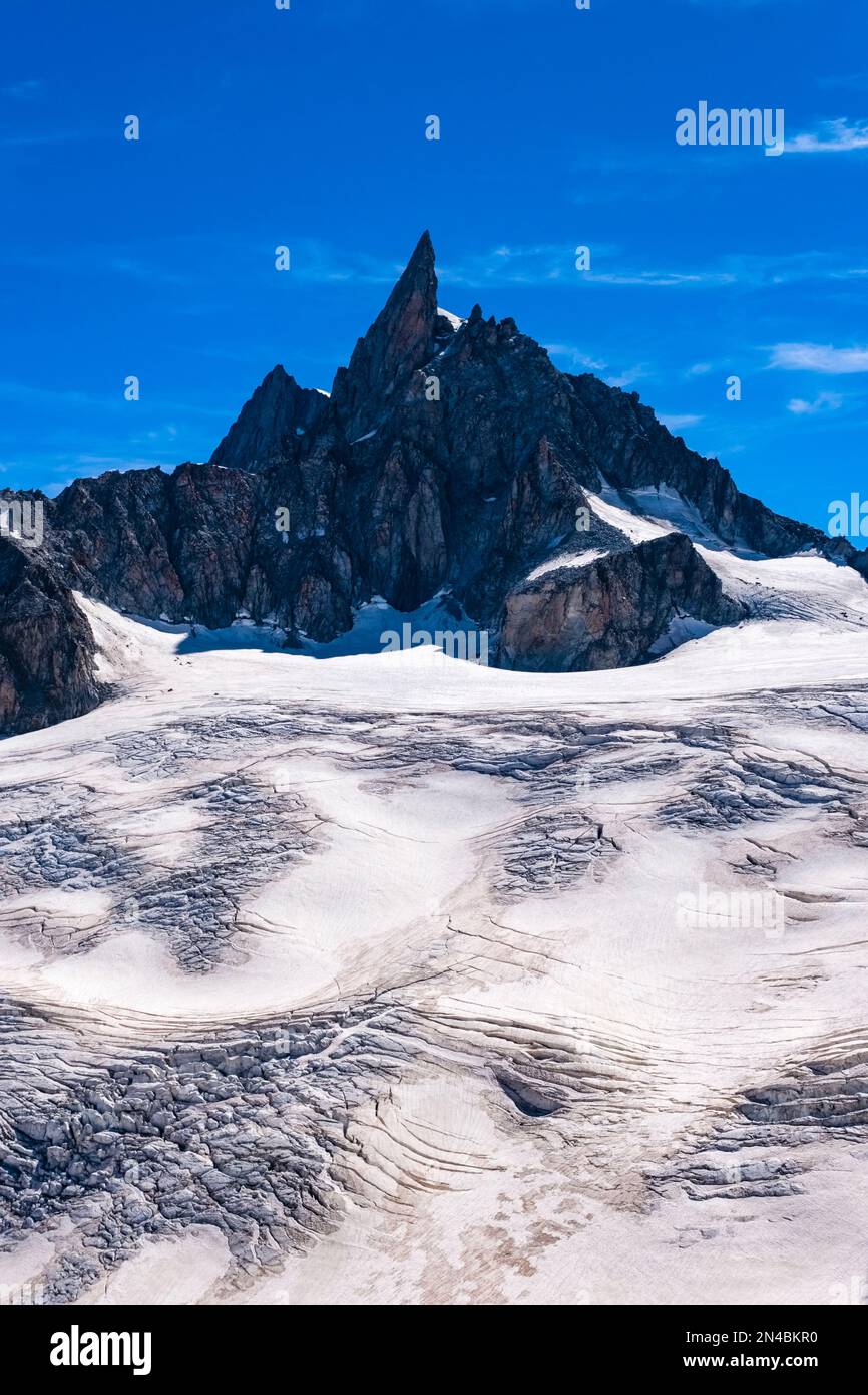 View of the slopes, ridges and crevasses of the upper part of the Géant ...