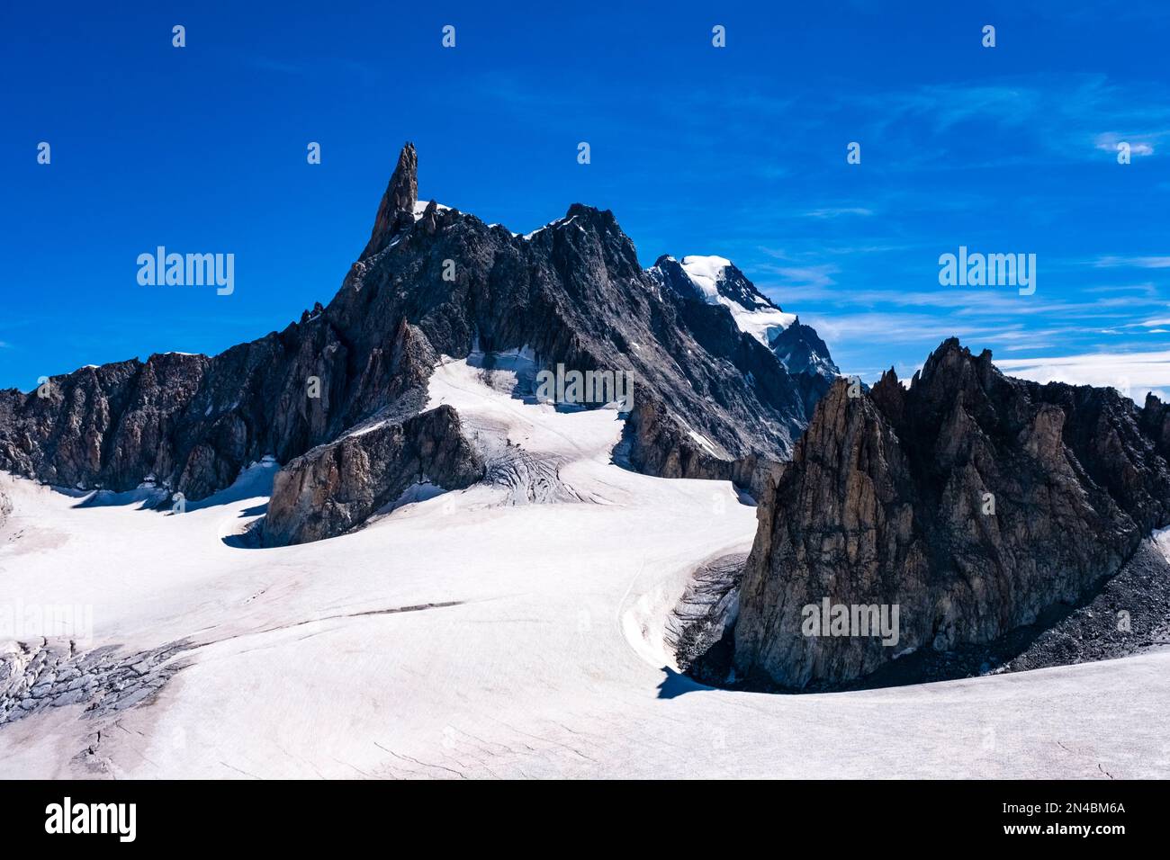 View of the slopes, ridges and crevasses of the upper part of the Géant ...