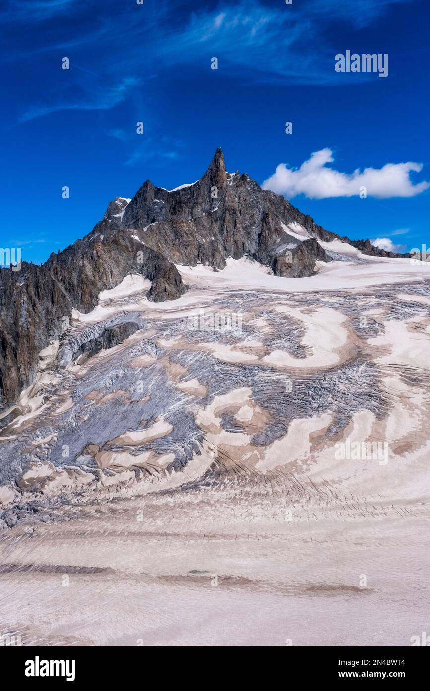 View of the slopes, ridges and crevasses of the upper part of the Géant ...