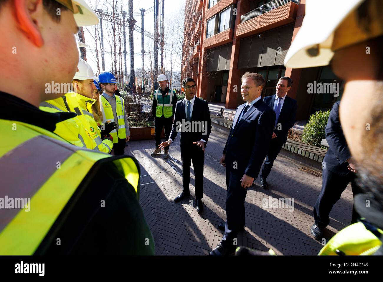 Prime Minister Rishi Sunak and newly appointed Secretary of State for Energy Security and Net Zero Grant Shapps speak to apprentices before touring th Stock Photo