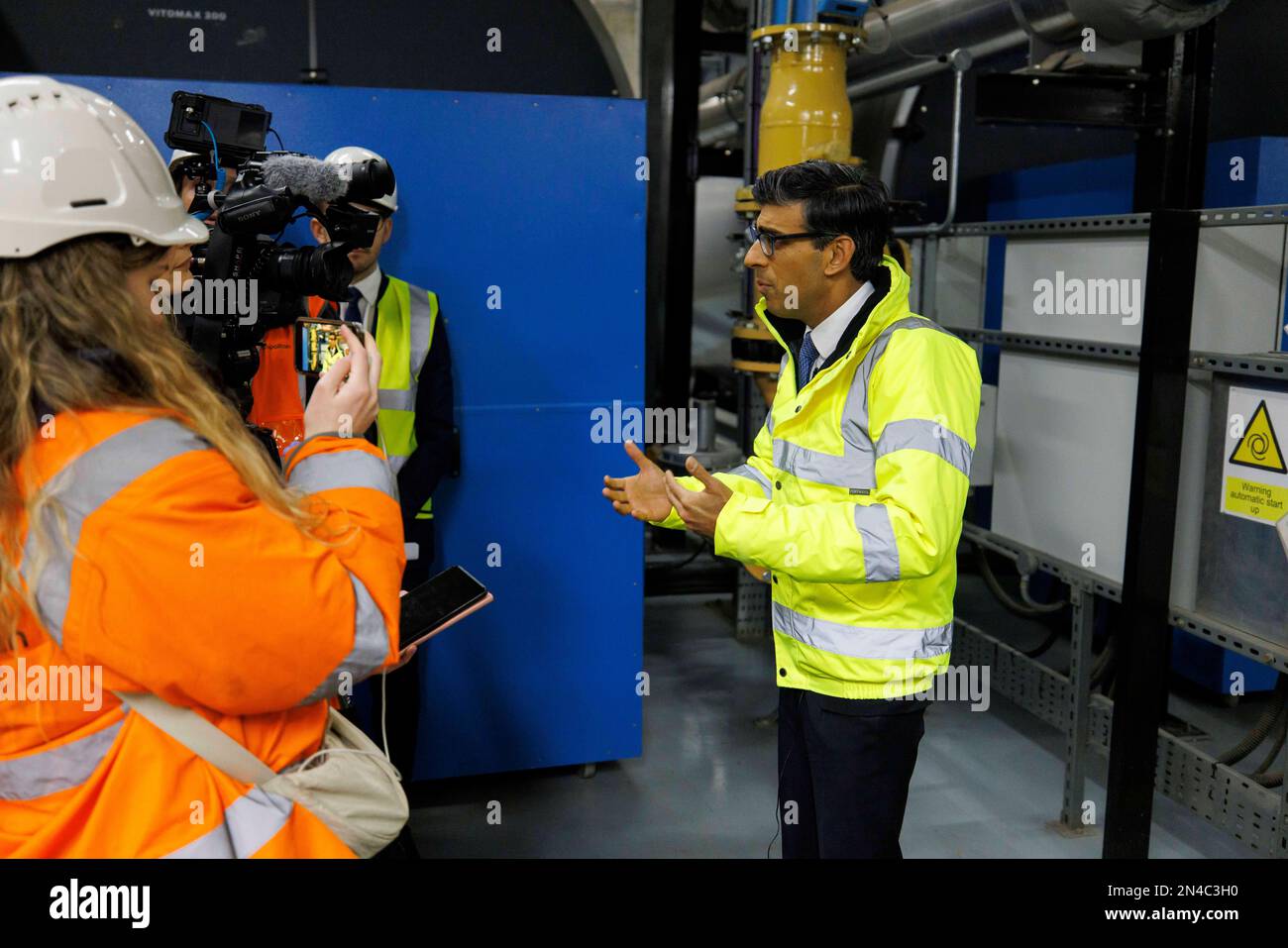 Prime Minister Rishi Sunak is interviewed for TV in the facility. Prime Minister Rishi Sunak and newly appointed Secretary of State for Energy Securit Stock Photo