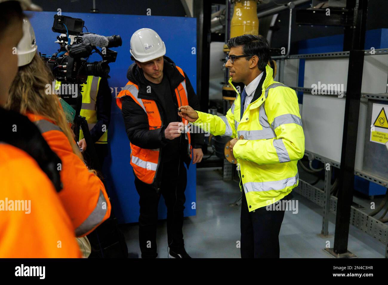 Prime Minister Rishi Sunak is interviewed for TV in the facility. Prime Minister Rishi Sunak and newly appointed Secretary of State for Energy Securit Stock Photo