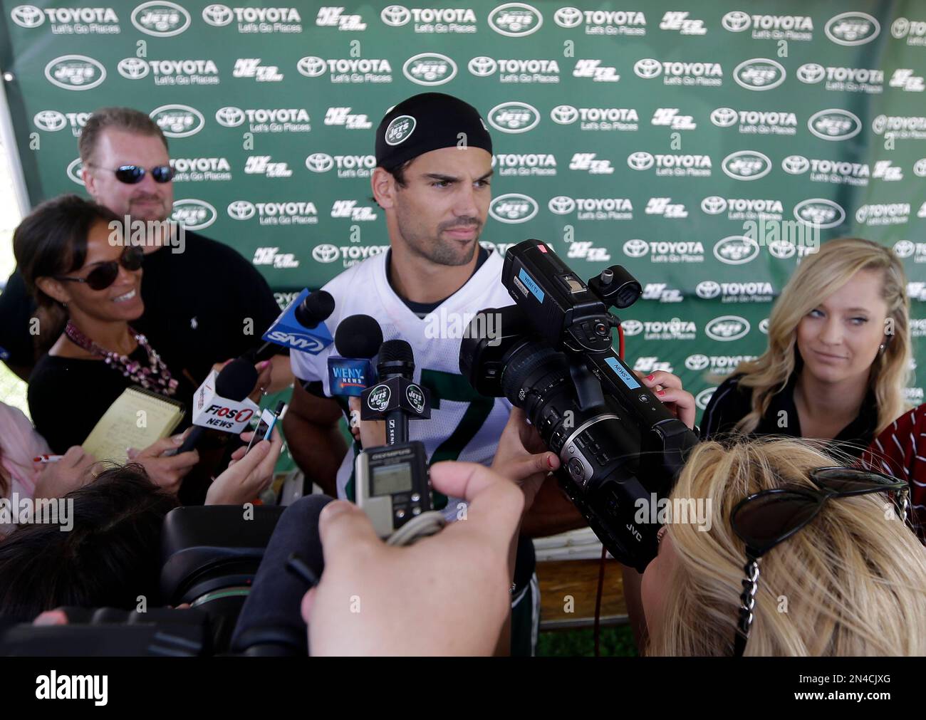 December 19th, 2015:.New York Jets wide receiver Eric Decker (87) catches a  pass during warmups at an NFL football game between the New York Jets and  Dallas Cowboys on Saturday night at