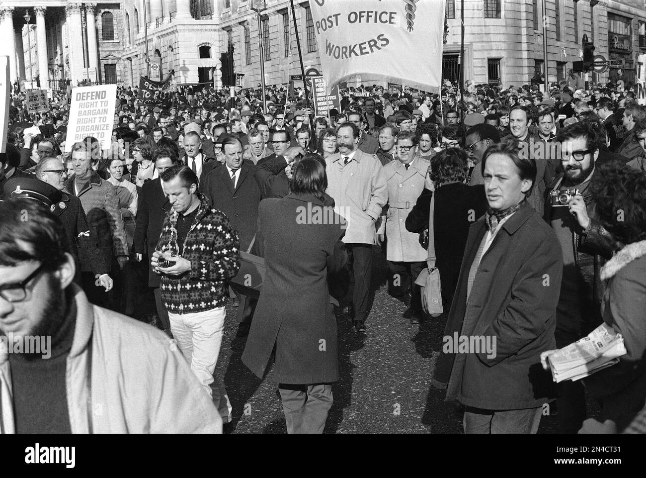 Tom Jackson, Secretary General of the Postal Workers, centre with