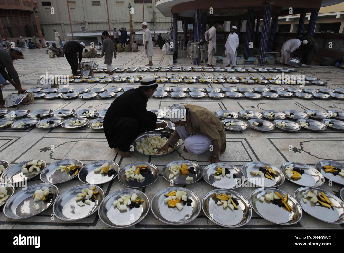 pakistani-volunteers-arrange-iftar-the-sunset-meal-when-muslims-break