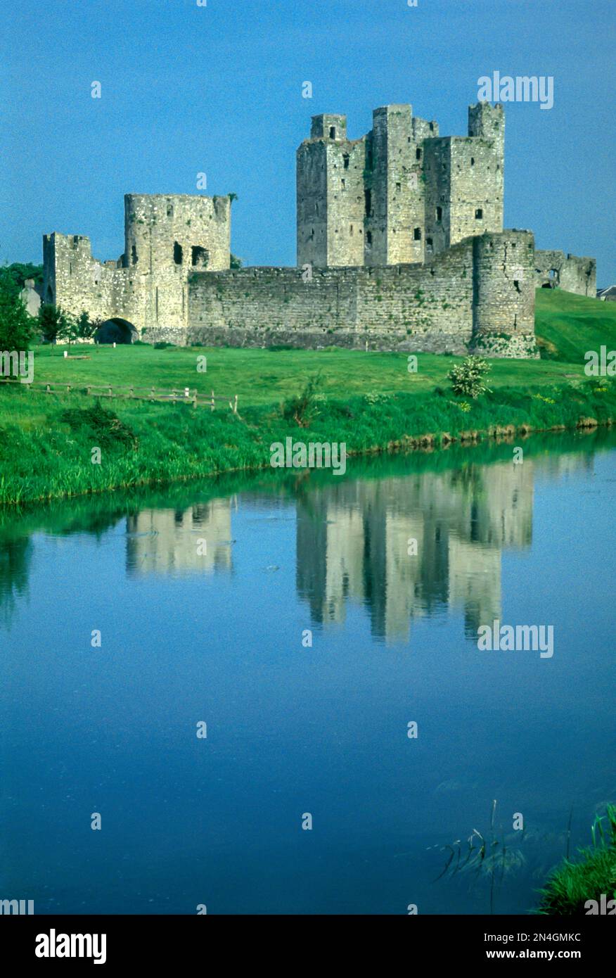 SAINT JOHN’S CASTLE RUINS RIVER BOYNE TRIM COUNTY MEATH IRELAND Stock Photo