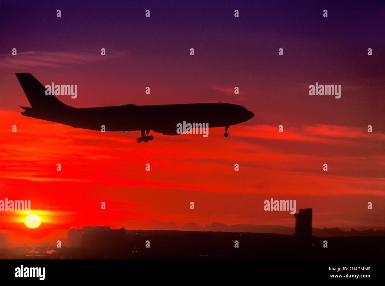 Plane flying into sunset hi-res stock photography and images - Alamy
