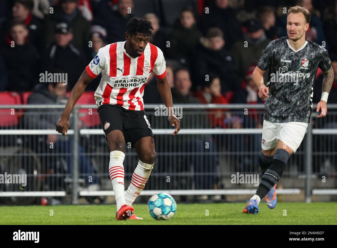 EINDHOVEN, NETHERLANDS - FEBRUARY 8: Ibrahim Sangare of PSV is challenged by Mark Diemers of FC Emmen during the TOTO KNVB Cup - 1/8th final match between PSV and FC Emmen at the Philips Stadion on February 8, 2023 in Eindhoven, Netherlands (Photo by Peter Lous/Orange Pictures) Stock Photo