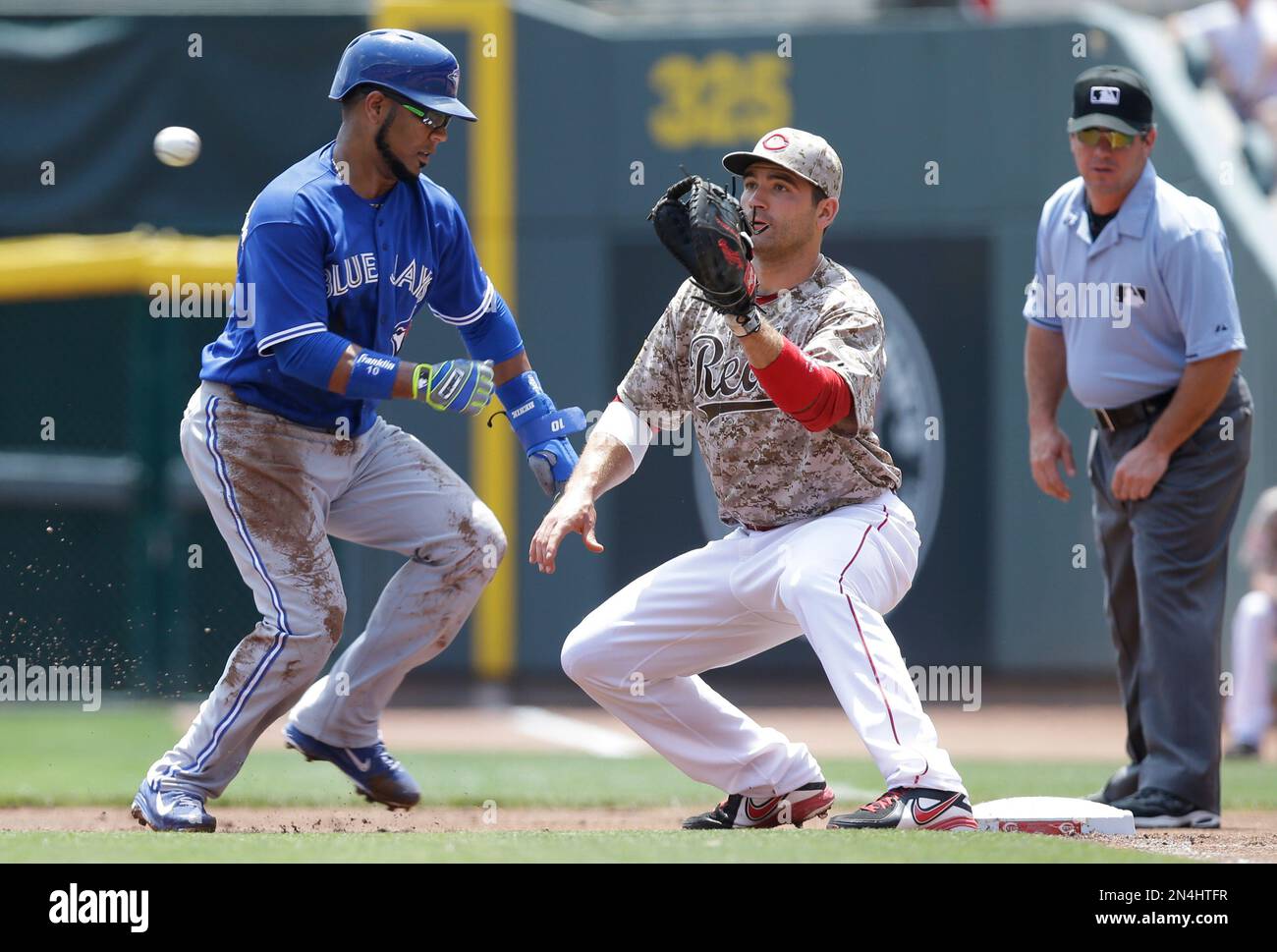 Cincinnati Reds first baseman Joey Votto, right, catches a pickoff