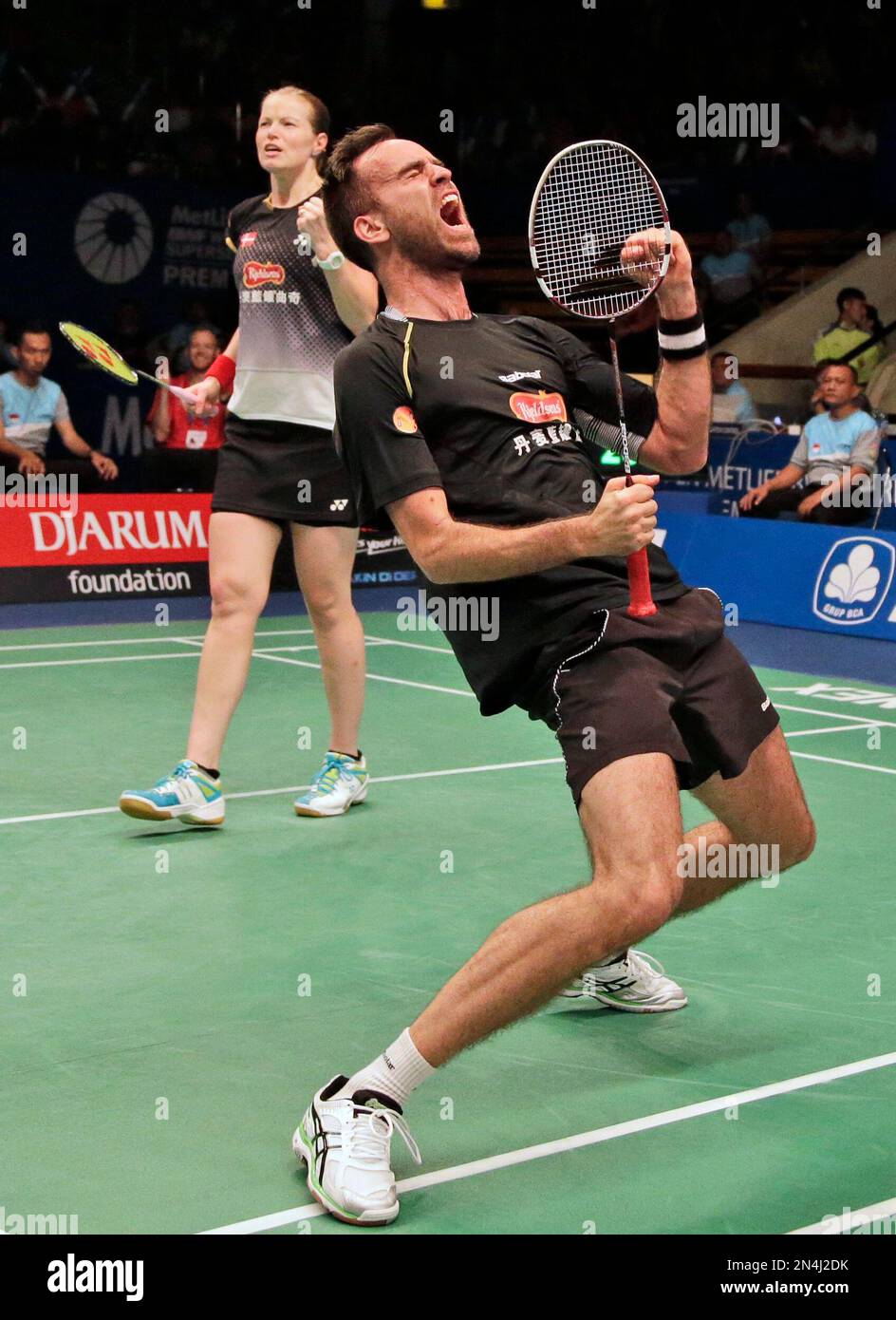 eksotisk fantom nyheder Denmark's Joachim Fischer Nielsen, right, and his team mate Christina  Pedersen celebrate after defeating South Korea's Lee Yong-dae and Shin  Seung-chan during their mixed doubles semifinal match at the Indonesia Open  badminton