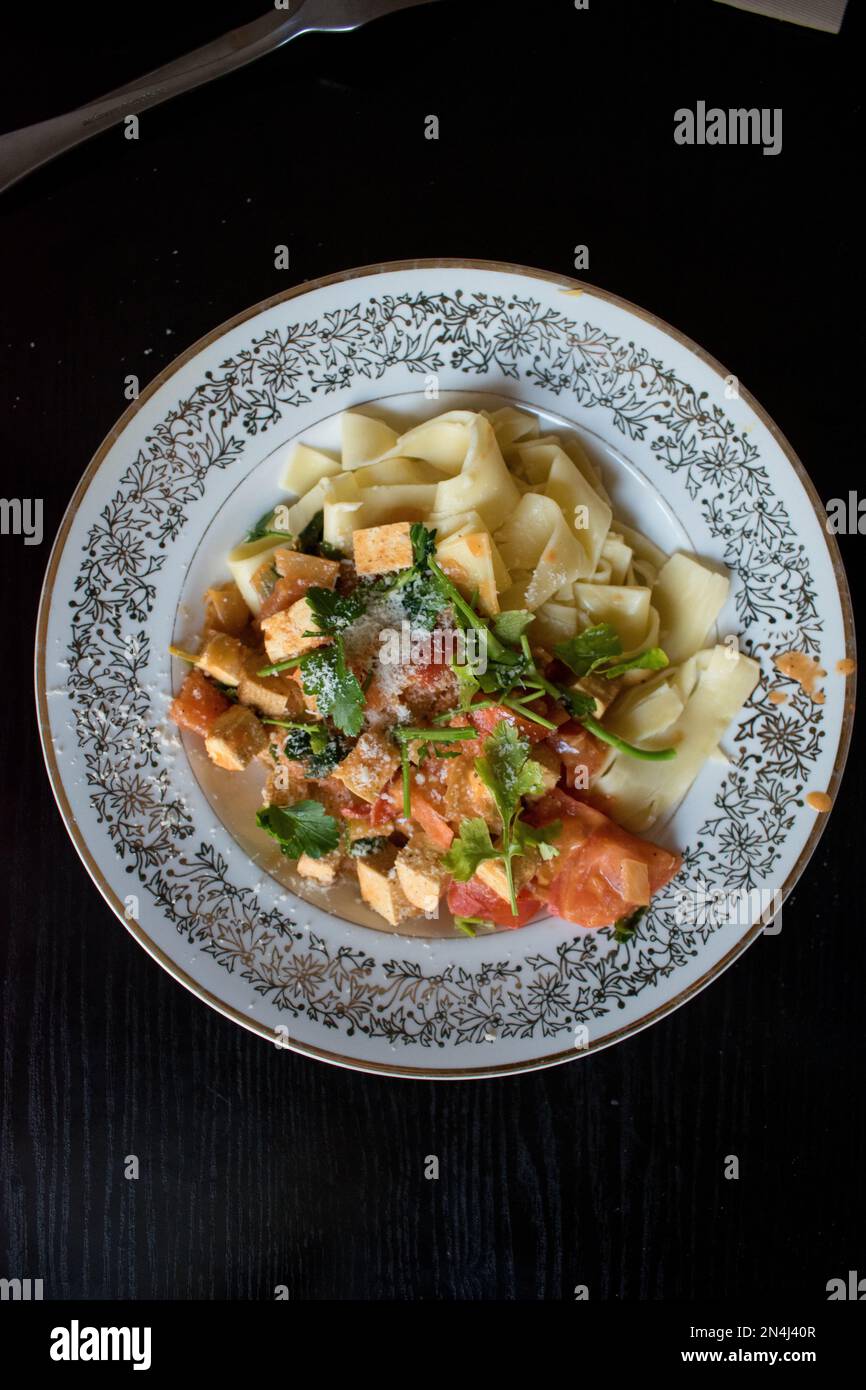 Spaghetti pasta with pepper cream and tofu. Ideal recipe for a vegan