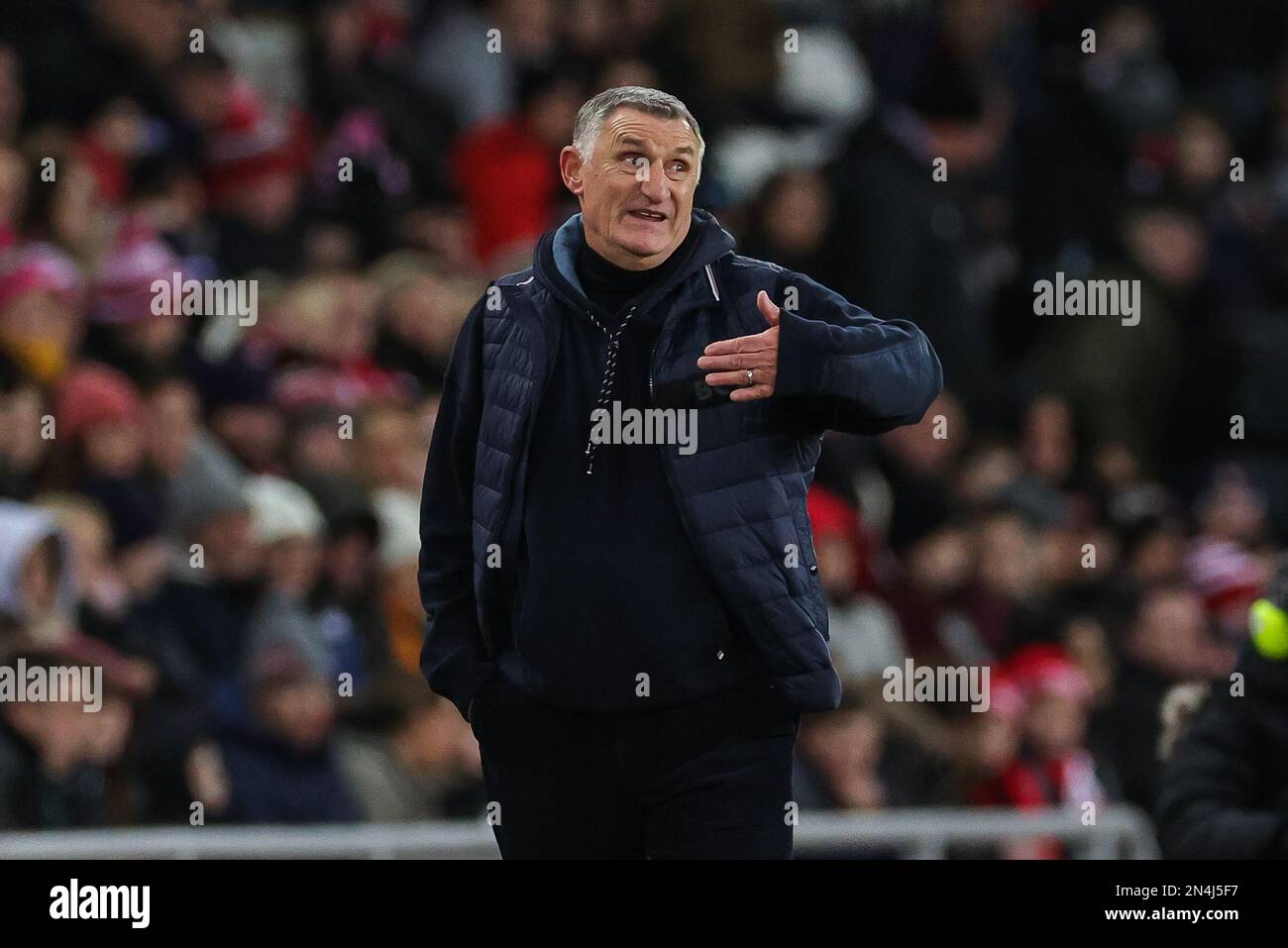 Tony Mowbray manager of Sunderland gives his team instructions during the Emirates FA Cup fourth round replay match Sunderland vs Fulham at Stadium Of Light, Sunderland, United Kingdom, 8th February 2023  (Photo by Mark Cosgrove/News Images) Stock Photo