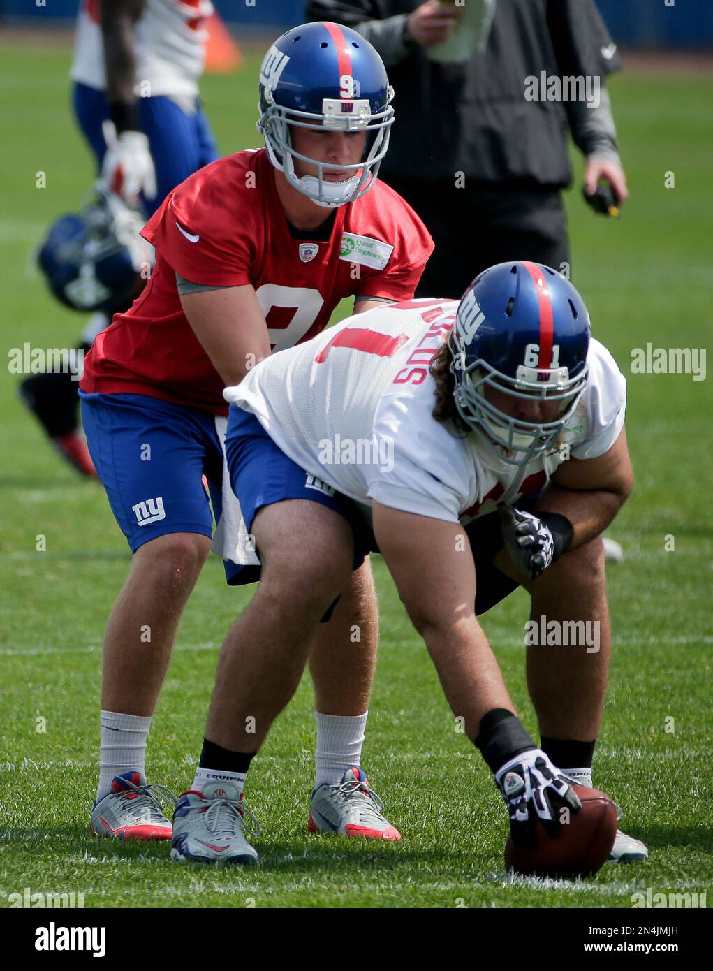 New York Giants quarterback Ryan Nassib (9) waits for the snap from New