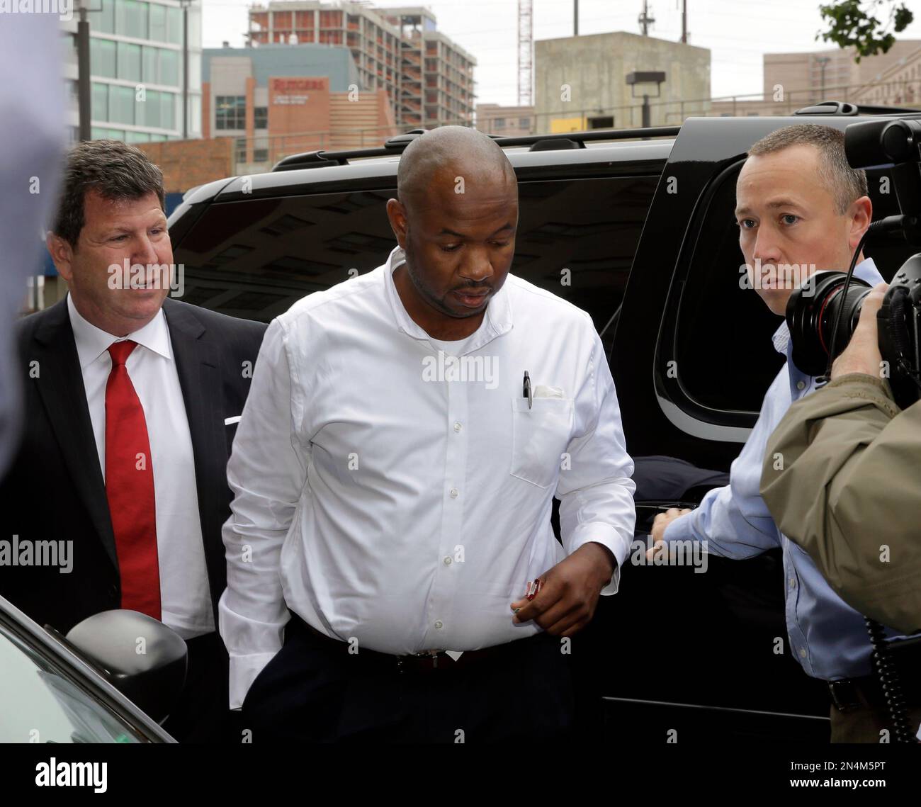 Kevin Roper, center, arrives with his attorney David Jay Glassman, left,  for a court appearance Wednesday, June 11, 2014, in New Brunswick, N.J.  Roper, a Wal-Mart truck driver from Georgia, was charged, image size:1300x1139