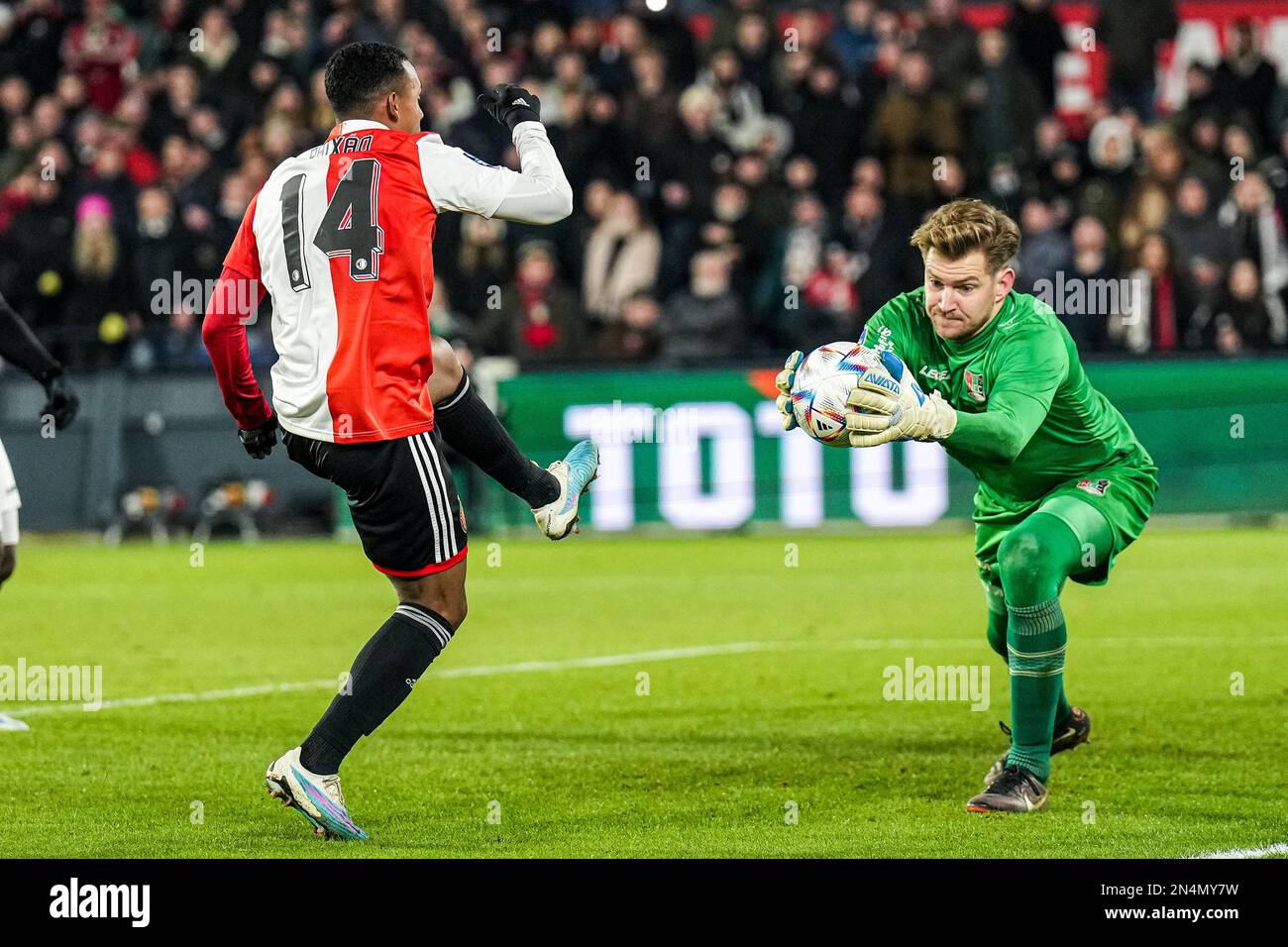 Rotterdam Igor Paixao of Feyenoord, NEC Nijmegen goalkeeper Mattijs Branderhorst during the