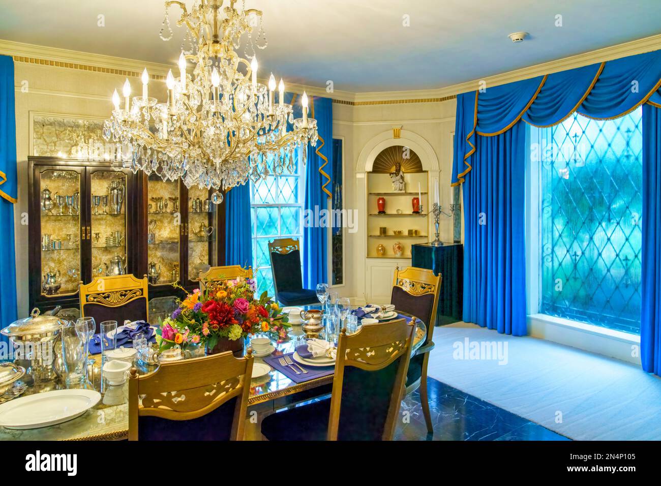Memphis design furniture hi-res stock photography and images - Alamy