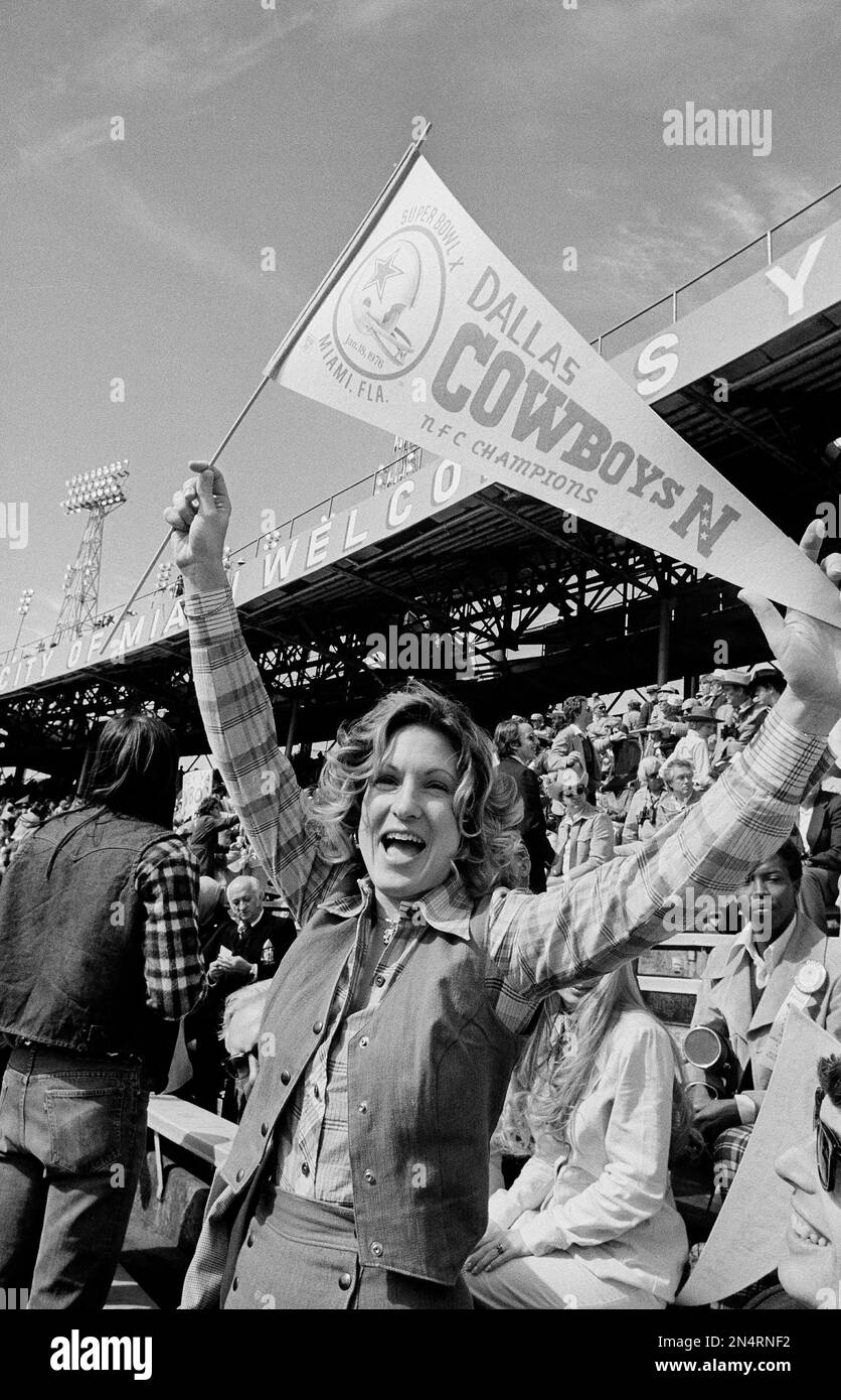 Marianne Staubach, wife of quarterback Roger Staubach of the Dallas(05)