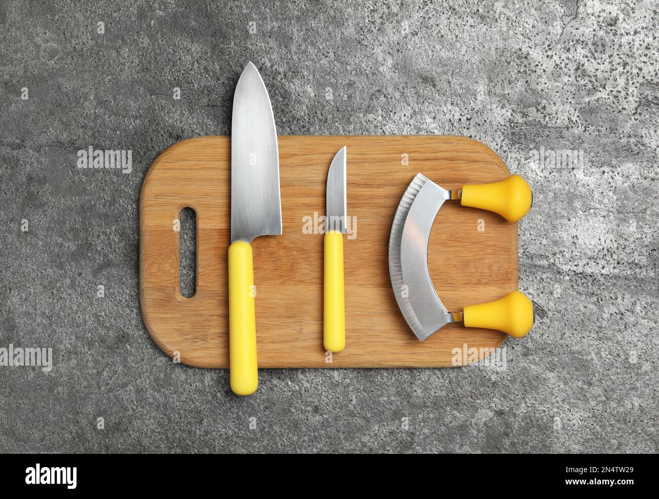 https://c8.alamy.com/comp/2N4TW29/set-of-knives-on-grey-table-top-view-cooking-utensils-2N4TW29.jpg