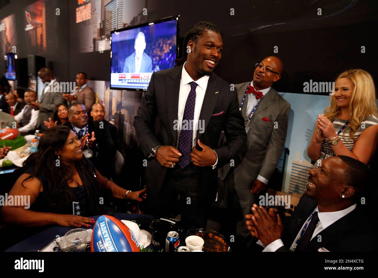 Jadeveon Clowney, from South Carolina, smiles after being selected number  one overall by the Houston Texans in the first round of the NFL football  draft, Thursday, May 8, 2014, at Radio City, image size:1300x956