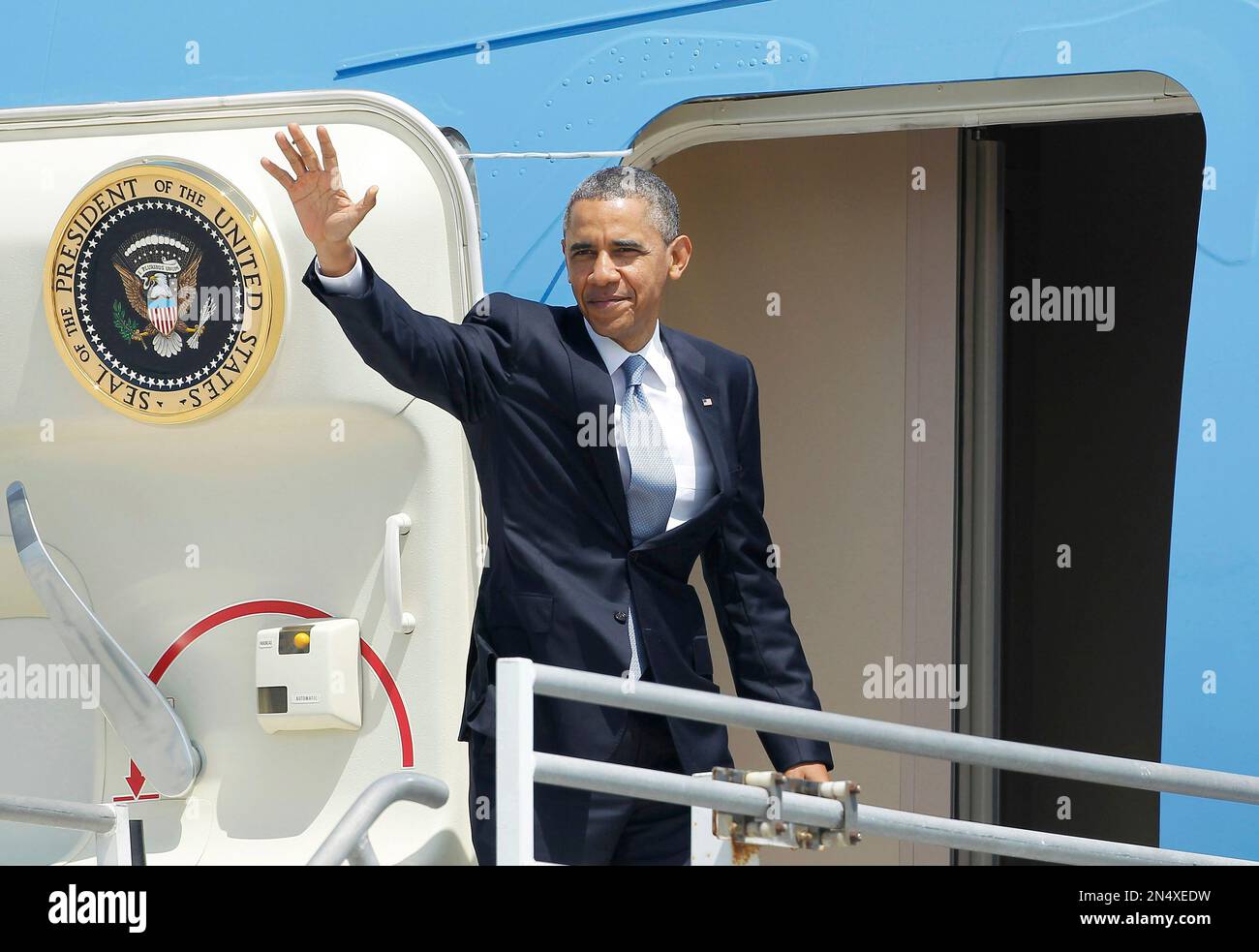 President Barack Obama waves as he departs Los Angeles International ...