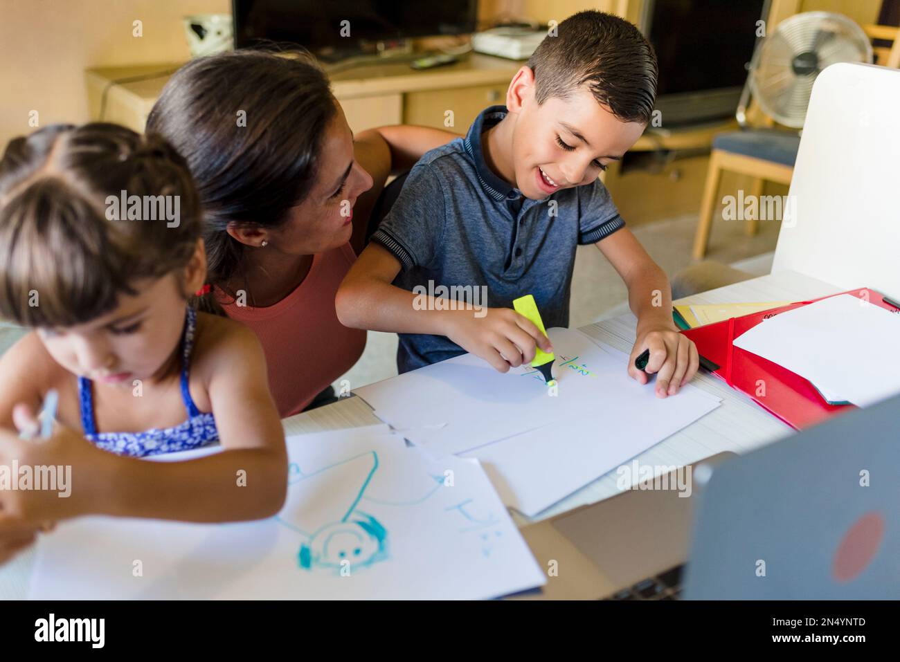 A Escola Com Grande Plástico Escava Um Túnel O Jogo Para Crianças Em Idade  Pré-escolar Foto de Stock - Imagem de playtime, kindergarten: 82542640