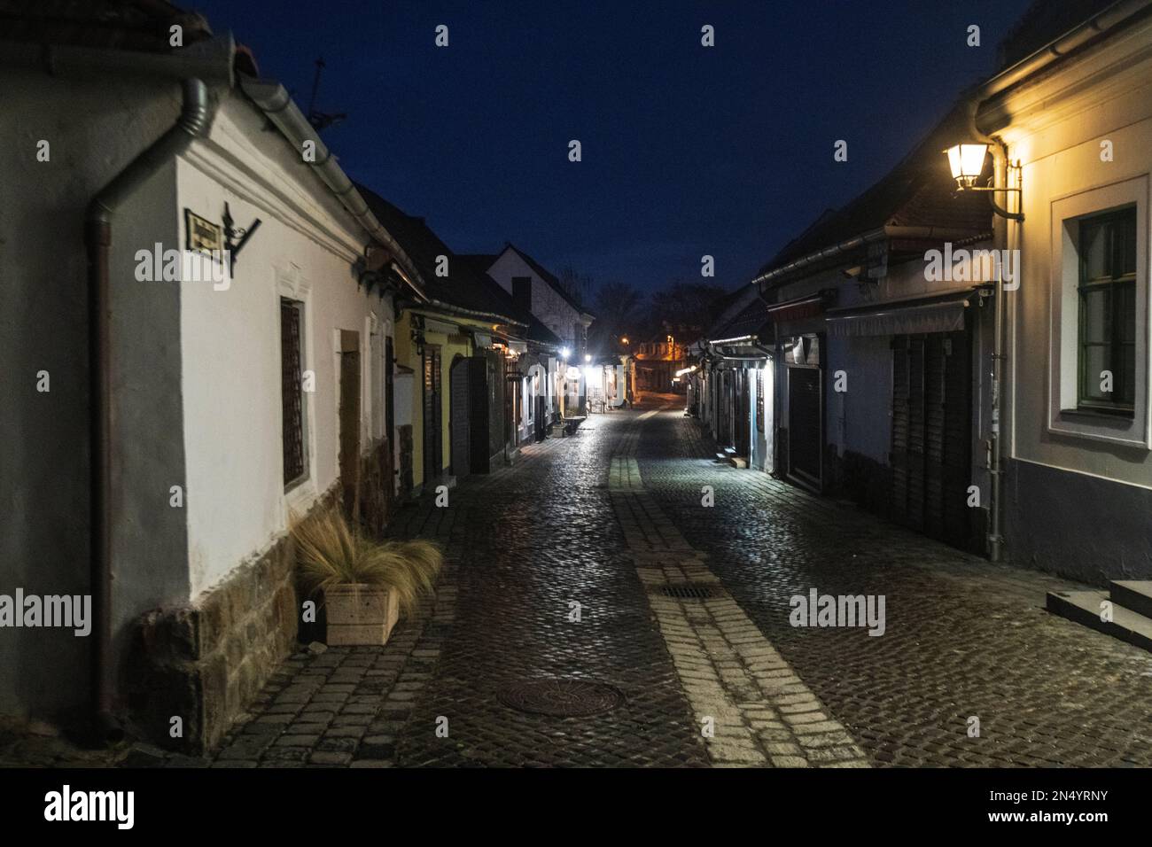 Street lights city town night hi-res stock photography and images - Alamy
